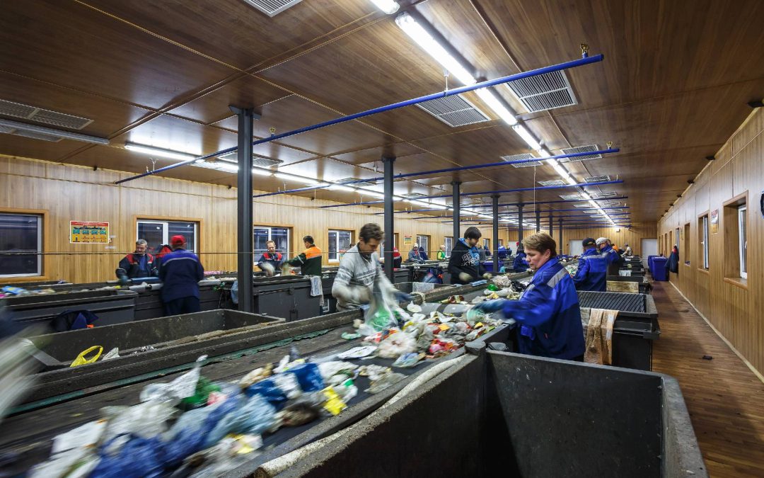 How Recycling Plants Can Screen Wet, Sticky, or Contaminated Material Without Blinding